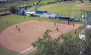 Softball-Spielfeld in Karlsruhe. Am Bildrand oben rechts ist ein Baseball-Feld zu erkennen
